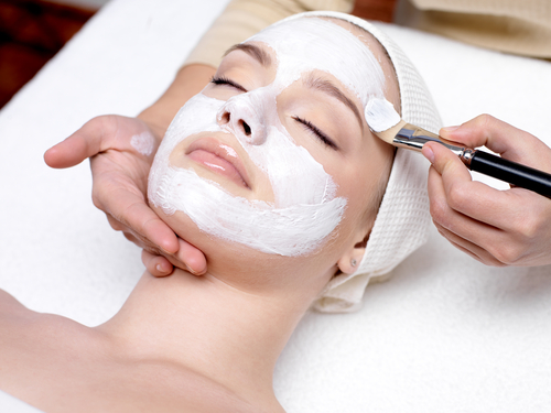 На лице покраснение и шелушится кожа: причины и способы лечения