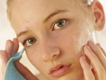 На лице шелушится кожа: причины и методы борьбы