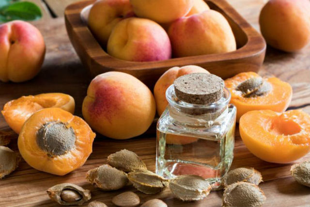 Масло абрикосовых косточек: свойства и применение