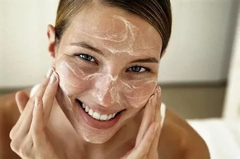 Как убрать жирный блеск с лица: полезные советы по уходу за кожей