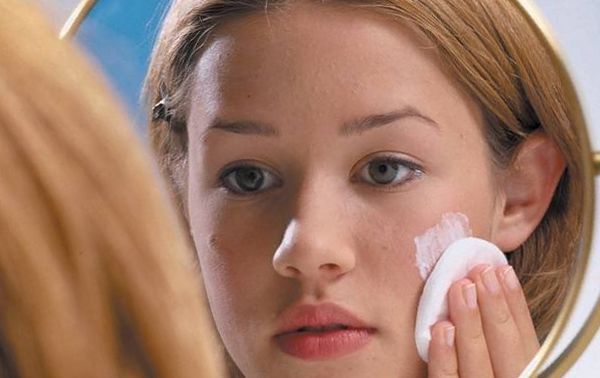 Сыпь на лице: причины, медикаментозное и народное лечение