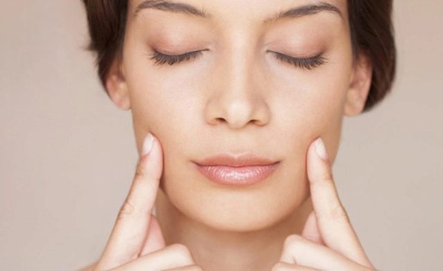 Уход за сухой кожей лица: рекомендуемые ежедневные процедуры