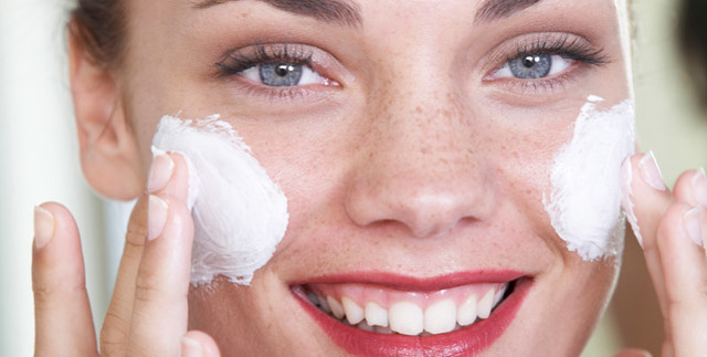 Как убрать жирный блеск с лица: полезные советы по уходу за кожей