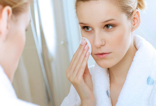 На лице мелкая сыпь: ее причины, лечение и меры профилактики