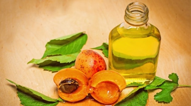 Абрикосовое масло для лица: полезные свойства и применение