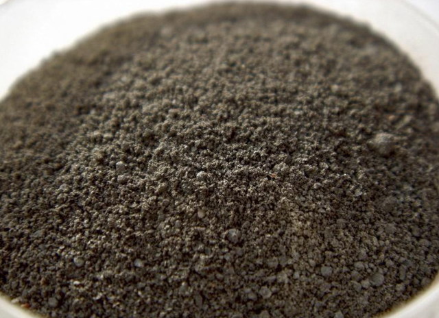 Черная глина для лица: свойства и применение