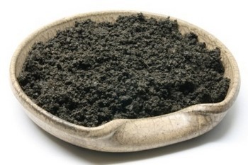 Черная глина для лица: свойства и применение